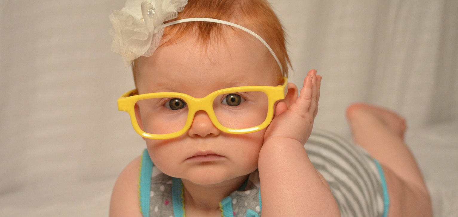 Małe dziecko w okularach korekcyjnych